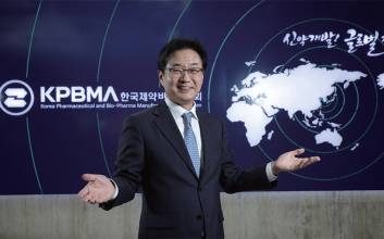 [홍병기가 만난 사람 | 원희목 한국제약바이오협회 회장] “일 속에서 사람 풀지 말고 사람 속에서 일 풀어야”