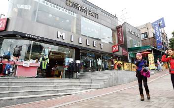 [재계 3.0시대(3) 아웃도어업계] 아웃도어 경영 2·3세들 장르 파괴, 공격적 해외진출로 활로 모색