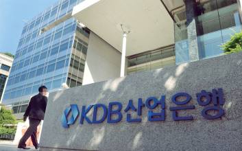 [중형 조선사 매각 나선 국책은행] 수주 급감, 고사 위기에도 “일단 털고 보자”