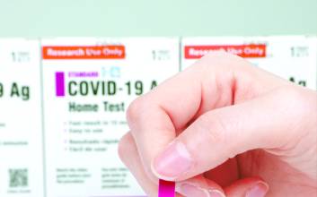 [증시이슈] 코로나 자가검사키트 첫 허가… 관련株 상한가