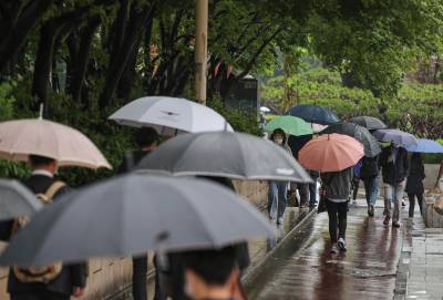 15일 전국 비 소식에 무더위 겹쳐…최고 32도 더위 속 안전 유의