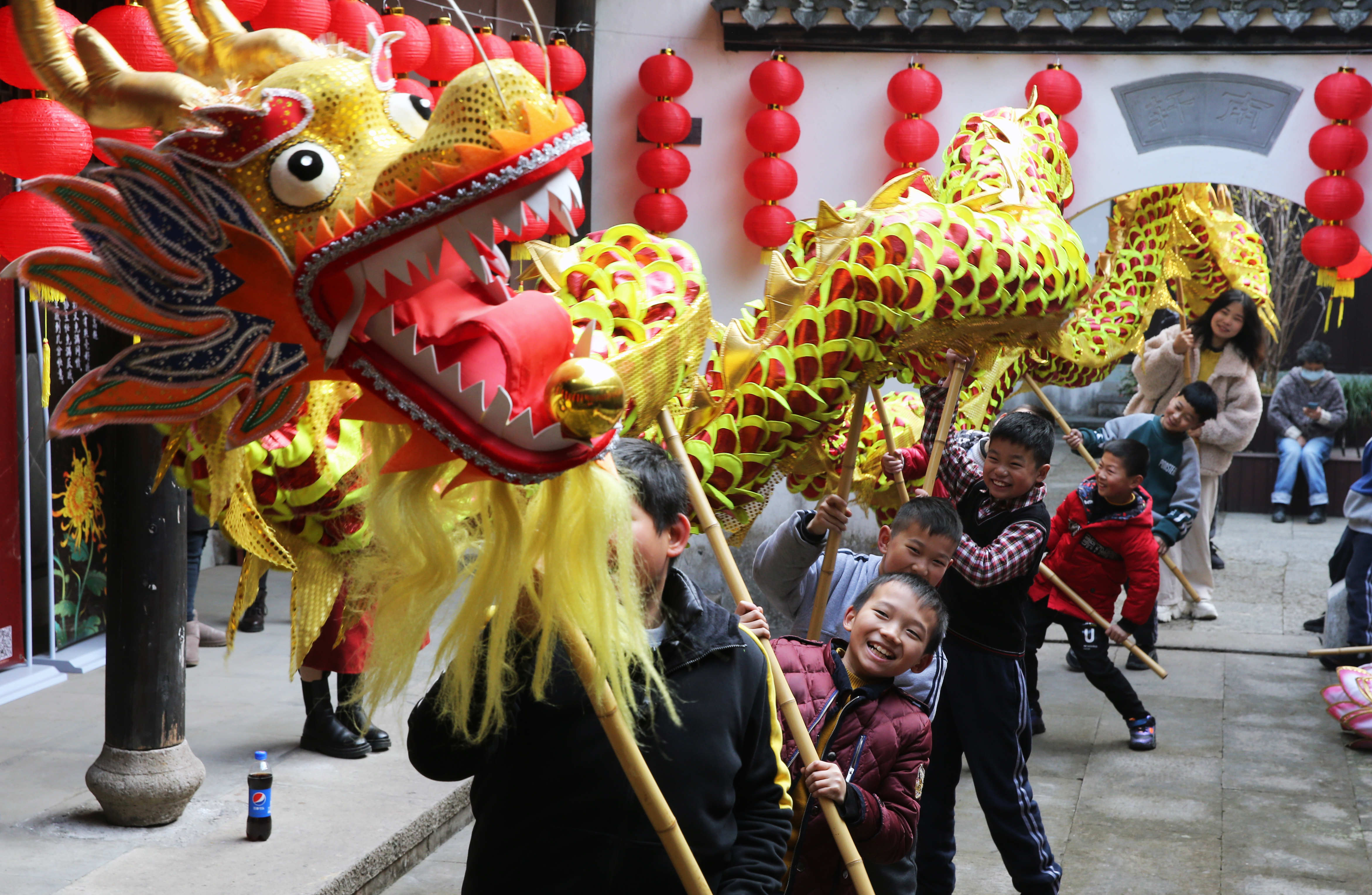 이코노미스트 - [신화] 中, 신나게 용춤 배우는 아이들