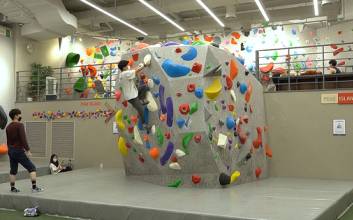 “영화관에서 클라이밍, 아울렛에서 풋살” 진화하는 유통업계 액티비티