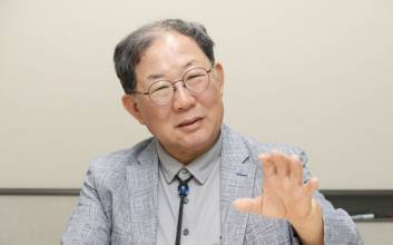 "다른 나라에서 하지 않는 규제는 모두 철폐해야"