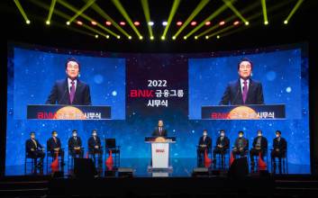 BNK금융, 반복되는 ‘CEO 리스크’에 속앓이…차기 회장 향방은