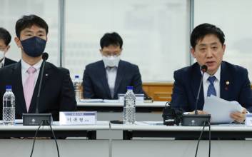 연일 쏟아내는 금융당국 수장들 강경발언 “내치가 문제다”