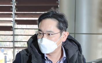 빨간패딩·립밤 이어 ‘조끼’까지 품절…이재용 회장, 또 완판남 등극