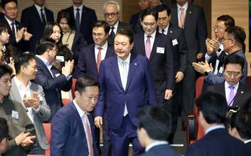 삼성 300조 투자에 힘 싣는 정부…위기 돌파 ‘원 팀’ 될까