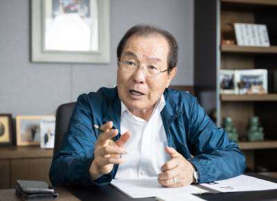 “아들이 나를 법정으로”…‘창업자’ 윤동한 회장, 콜마家 남매 싸움에 입 열어