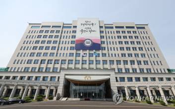 ‘디올백’ 수수의혹에 대통령실 “선친과 인연 앞세워 영부인에 의도적 접근”