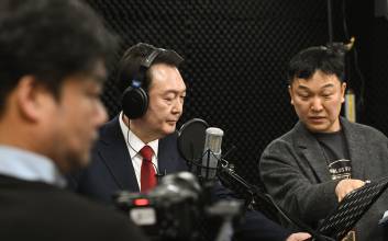 尹, 변진섭 노래로 설 인사...