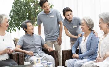 女 평균수명 ‘90세’ 넘었다…보험사들 새 먹거리는 ‘요양사업’