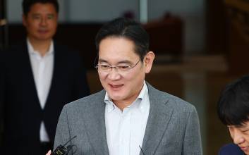 이재용 회장도 설레게 한 ‘봄’…메모리 기지개에 삼성·SK ‘방긋’