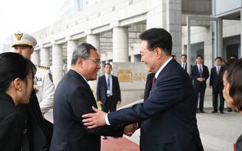 尹, ‘中 2인자’ 中리창 만나 “서로 존중하며 공동이익 희망”
