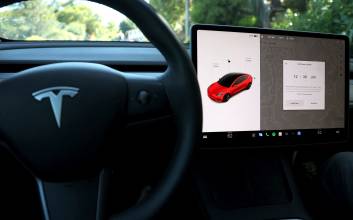 테슬라, 자율주행 모드 중 경찰차에 ‘쿵’…주가는 하락세 전환