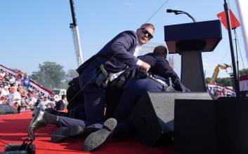 [속보] WP “트럼프 유세장 총격 범인 사망”