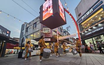 경주 금리단길, 불금예찬야시장으로 후끈!..."다양한 먹거리와 플리마켓으로 눈길 사로잡아"