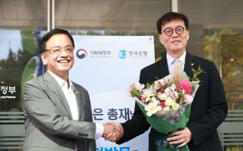 기재부 첫 방문한 이창용 “낡은 경제구조 개혁해야”
