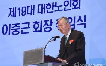 출산 장려금 1억 지급 부영 회장 이번엔 “노인연령 65→75세 건의할 것”