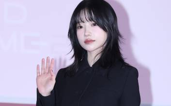 조유리 가슴에 O, X 무슨 의미? 전 연인과 관계성은…