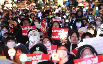 여의도 밝히는 국회 앞 ‘촛불’…尹 탄핵소추안 통과 촉구