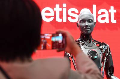 "내 책상 어떻게 지키지"…AI, '사무직' 일자리부터 뺏는다