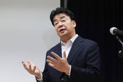백종원, 사재까지 내놓는다…위기의 더본코리아, 점주들 달래기 나서