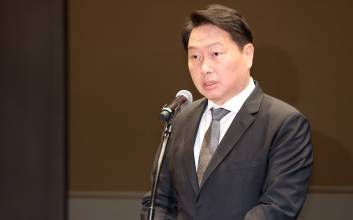 최태원, '동거인 루머' 유튜버들 고소…'과즙세연' 비방 유튜버도 '딱 걸려'