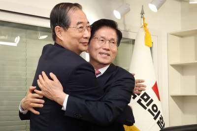 김문수·한덕수 ‘서로 포옹’에…선대위원장 ’깜짝 제안’까지