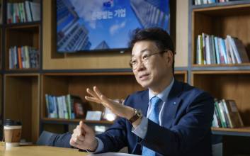 韓 경제 위기 “구조적 저성장과 정치 불안이 만든 파고…리빌딩 필요”[이코노 인터뷰]