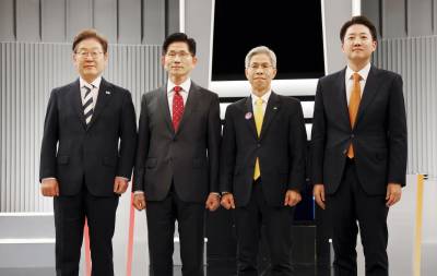 토론회에 또 등장한 '손바닥 글씨'...이번엔 '민(民)'이었다