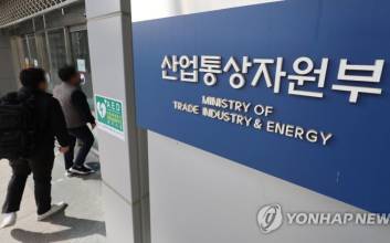 내년부터 공공주차장에 태양광 의무 설치…신재생에너지 확대 본격화