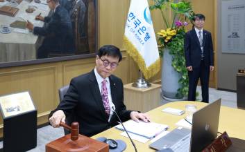 [속보] 한국은행, 기준금리 0.25%p 인하...“2.75%→2.50%”