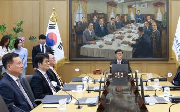 기준금리 2.50%로 낮춘 한은…“경기 방어는 필요, 집값 자극은 우려”