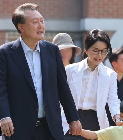 윤석열 전 대통령 부부, 대선 투표 참여…취재진 질문엔 침묵
