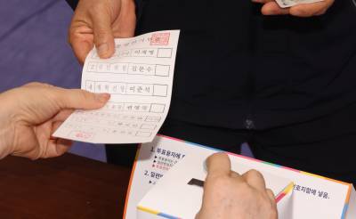 투표용지 사전 날인 논란에…선관위 “공직선거법상 허용된 절차”