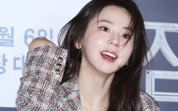 안소희도 정치색 논란? 빨간 장미, 푸른색 바다 의미는?