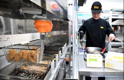 치킨 튀기고 패티 굽고…외식업계, 인건비 부담에 로봇 도입 ‘속속’