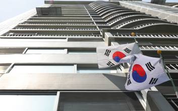 “하필 현충일에”…태극기 다량 담긴 쓰레기봉투 더미에 경찰 조사