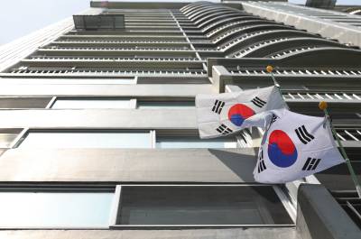 “하필 현충일에”…태극기 다량 담긴 쓰레기봉투 더미에 경찰 조사