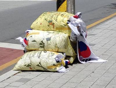 현충일에 다량 태극기 무단 투기 논란에 서경덕 “국기법 지켜야”