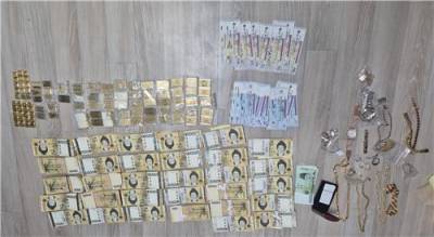 "세금 못 내" 배째라…배낭 뒤지자 금괴·돈다발 '와르르'