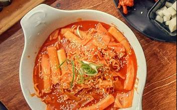 "떡볶이 국물 새서 이불 버렸다"…리뷰 테러에 '황당' 점주