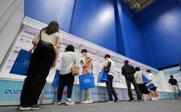 청년·여성·고령층 고용률 올랐지만…OECD 중하위권 머물러