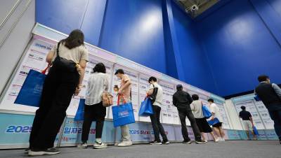 청년·여성·고령층 고용률 올랐지만…OECD 중하위권 머물러
