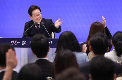 이 대통령 "대출규제는 맛보기에 불과…공급 확대책 많다" (상보)