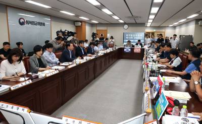 내년 최저임금 결정 막바지…노사 간 830원 차, 합의 난항