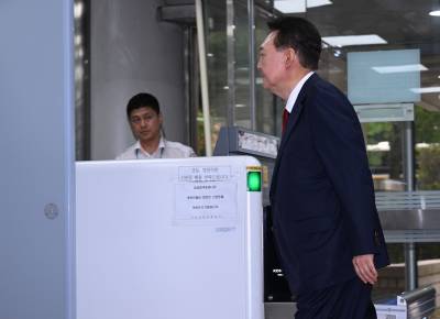  尹 구속심사 시작…심경 질문에 '묵묵부답'