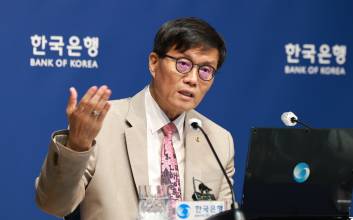 한은, 기준금리 숨 고르기…이창용 총재 “집값 잡아야”
