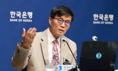 한은, 기준금리 숨 고르기…이창용 총재 “집값 잡아야”